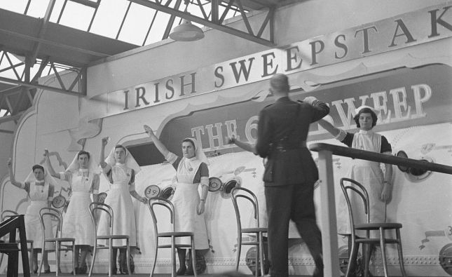 Irish_Hospitals_Sweepstake_-_Nurses_holding_up_the_picked_tickets_1946